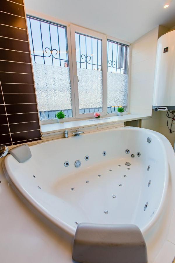 Big Jacuzzi , Sauna , Khreshchatyk Apartments เคียฟ ภายนอก รูปภาพ
